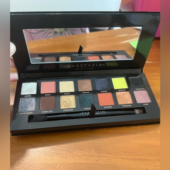 Anastasia Beverly Hills Prism eyeshadow palette with brush - Picture 3 of 4
